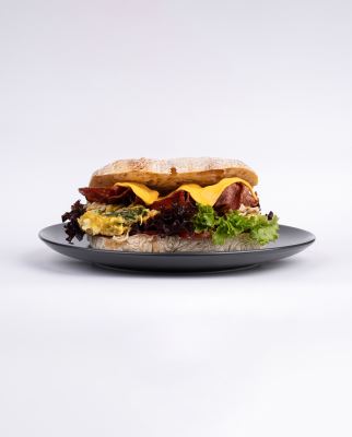 چاباتا ژامبون بوقلمون و تخم‌مرغ