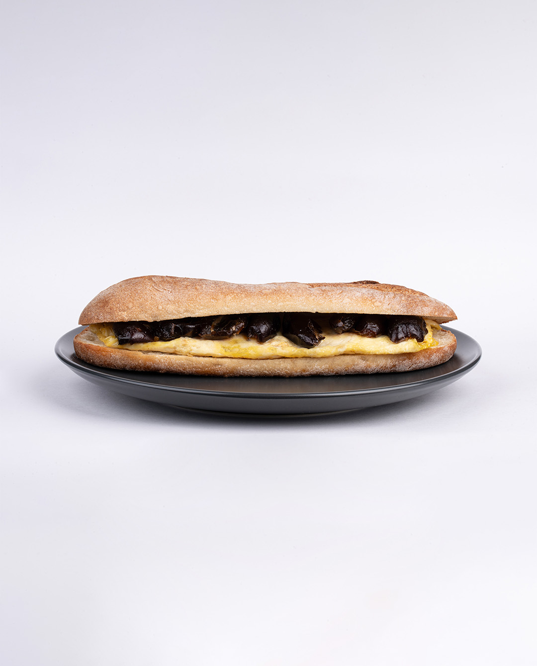 ساندویچ باگت تخم‌مرغ و خرما