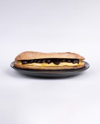 ساندویچ باگت تخم‌مرغ و خرما